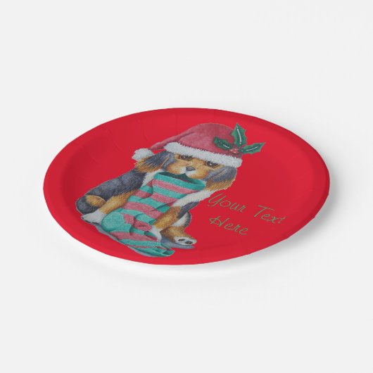 クリスマスに着替えたかわいい黒と茶色の子犬 ペーパープレート (アングル)