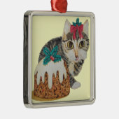 クリスマスに着飾ったかわいいグレーの子猫のタビーネコ メタルオーナメント (右)