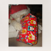 クリスマスに赤いサンタ帽をかぶった可愛い犬 ジグソーパズル (縦)