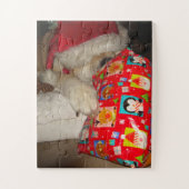 クリスマスに赤い帽子をかぶったかわいい犬 ジグソーパズル (縦)