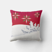 クリスマスのおとぎ話。 ファンタジーのSnowyの森林 クッション (裏面)