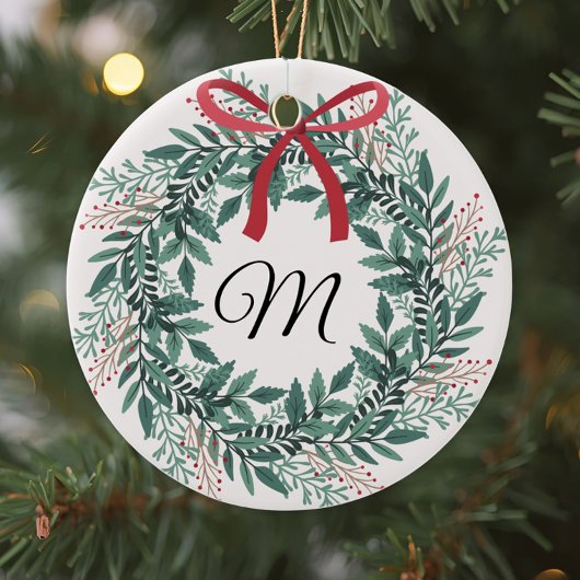 クリスマスのお祝いにぴったりなイニシャルと写真入りリースのオーダーメイド セラミックオーナメント