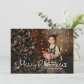 クリスマスのお祝いを楽しく フリーハンド調の赤い3枚の写真入り シーズンカード (スタンド正面)