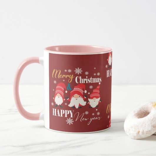 クリスマスのかわいい赤い小人   マグカップ (ドーナツ)