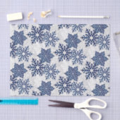 クリスマスのきらめく青と白の雪片 薄葉紙 (クラフト)