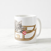 クリスマスのそりに横たわる猫 コーヒーマグカップ (正面右)