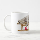 クリスマスのそりに横たわる猫 コーヒーマグカップ (左)
