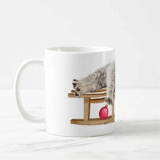 クリスマスのそりに横たわる猫 コーヒーマグカップ (左)