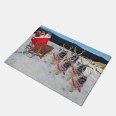 クリスマスのそりのドア・マットを引っ張るパグ ドアマット (アングル)