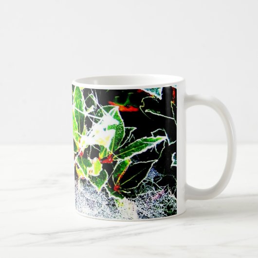 クリスマスのために霜で覆われた赤い果実とホリー コーヒーマグカップ (右)