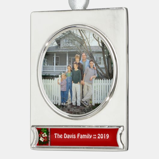 クリスマスのためのパーソナライズな家族の年次写真 シルバープレートバナーオーナメント (左)