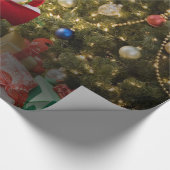 クリスマスのための弓を身に着けているパグMisha ラッピングペーパー (角)