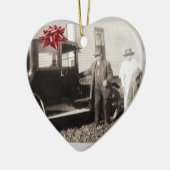 クリスマスのための新しい車! おもしろいで古い写真の20年代後期 セラミックオーナメント (左)