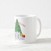 クリスマスのもみの木の前のウェスティ コーヒーマグカップ (正面右)