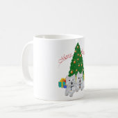 クリスマスのもみの木の前のウェスティ コーヒーマグカップ (正面左)