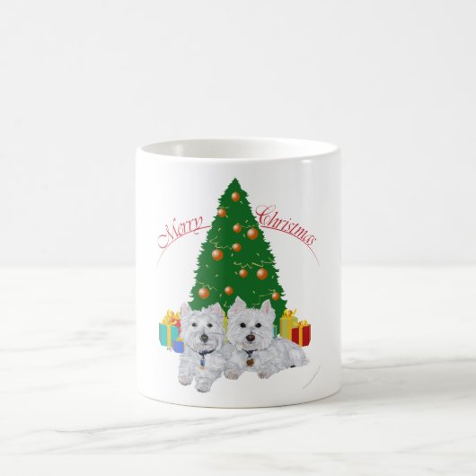 クリスマスのもみの木の前のウェスティ コーヒーマグカップ (中央)