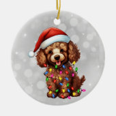 クリスマスのイルミネーションに包まれた茶色のプードル セラミックオーナメント (正面)