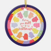 クリスマスのオーナメントを焼くキルトの恋人のオーブンのミット セラミックオーナメント (正面)