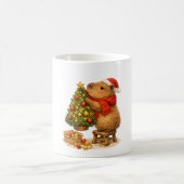 クリスマスのカピバラがツリーを飾る コーヒーマグカップ (中央)