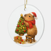 クリスマスのカピバラがツリーを飾る セラミックオーナメント (左)