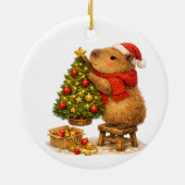 クリスマスのカピバラがツリーを飾る セラミックオーナメント (裏面)