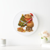クリスマスのカピバラがツリーを飾る ラージ壁時計 (ホーム)