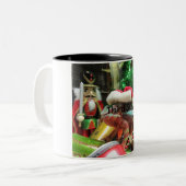 クリスマスのカメレオンのマグ ツートーンマグカップ (正面左)