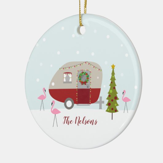 クリスマスのキャンピングカーのレトロのトレーラーのフラミンゴ セラミックオーナメント (左)