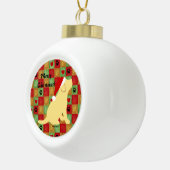 クリスマスのキルトの黄色のラブラドールの子犬 セラミックボールオーナメント (右)