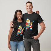 クリスマスのギター演奏を楽しむサンタ Tシャツ (ユニセックス)