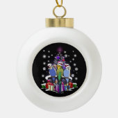 クリスマスのギフトおよび雪片とのセキセイインコ セラミックボールオーナメント (正面)