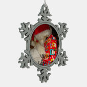 クリスマスのギフトが付いているサンタの赤い帽子のおもしろいな秋田 スノーフレークピューターオーナメント (左)