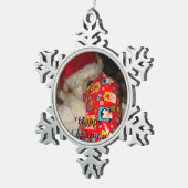 クリスマスのギフトが付いているサンタの赤い帽子のおもしろいな秋田 スノーフレークピューターオーナメント (右)