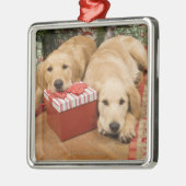 クリスマスのギフトを持つゴールデン・リトリーバーの子犬 メタルオーナメント (左)