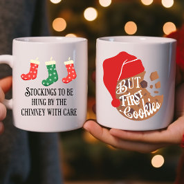 クリスマスのクッキーが最初に目の前の夜 コーヒーマグカップ