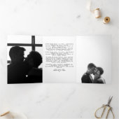 クリスマスのゲイカップル犬と木の個人化された 三つ折りクリスマスカード (内部)