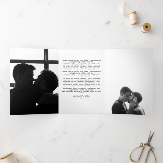 クリスマスのゲイカップル犬と木の個人化された 三つ折りクリスマスカード (内部)