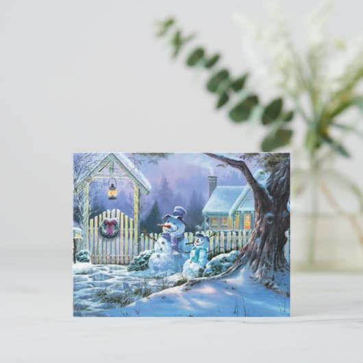 クリスマスのコテージの前に立つ冬の雪だるま シーズンポストカード (スタンド正面)