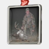 クリスマスのコレクションのシカのハンターは写真を加えます メタルオーナメント (左)
