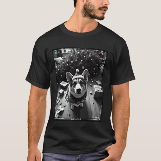 クリスマスのコーギーがカメラに捉えられた Tシャツ (正面)