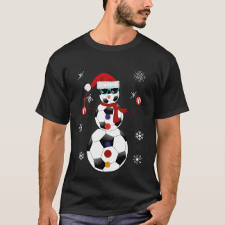 クリスマスのサッカーの雪だるまのサンタの帽子のギフト Tシャツ