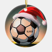 クリスマスのサッカーボールと赤いサンタ帽子の名前 セラミックオーナメント (正面)