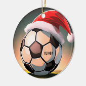 クリスマスのサッカーボールと赤いサンタ帽子の名前 セラミックオーナメント (左)