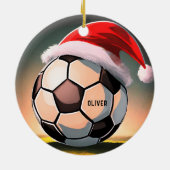 クリスマスのサッカーボールと赤いサンタ帽子の名前 セラミックオーナメント (裏面)