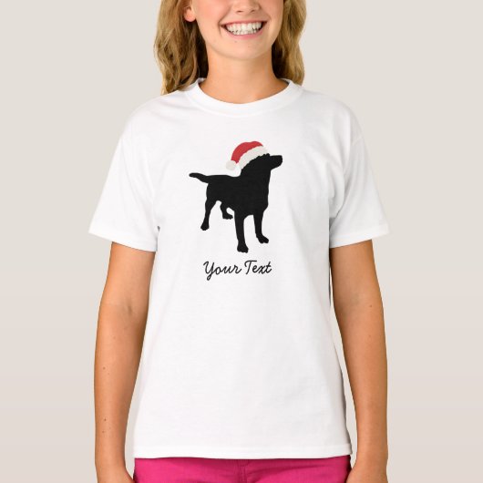 クリスマスのサンタの帽子を持つ黒い実験室犬 (正面)