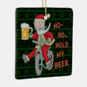 クリスマスのサンタクロースのおもしろいな把握私のビールユーモア セラミックオーナメント (右)