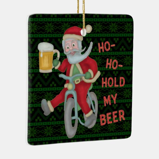 クリスマスのサンタクロースのおもしろいな把握私のビールユーモア セラミックオーナメント (右)