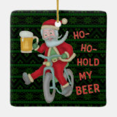 クリスマスのサンタクロースのおもしろいな把握私のビールユーモア セラミックオーナメント (裏面)