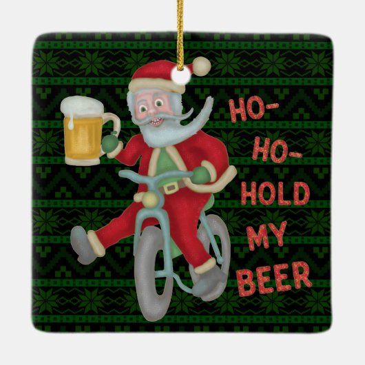 クリスマスのサンタクロースのおもしろいな把握私のビールユーモア セラミックオーナメント (裏面)