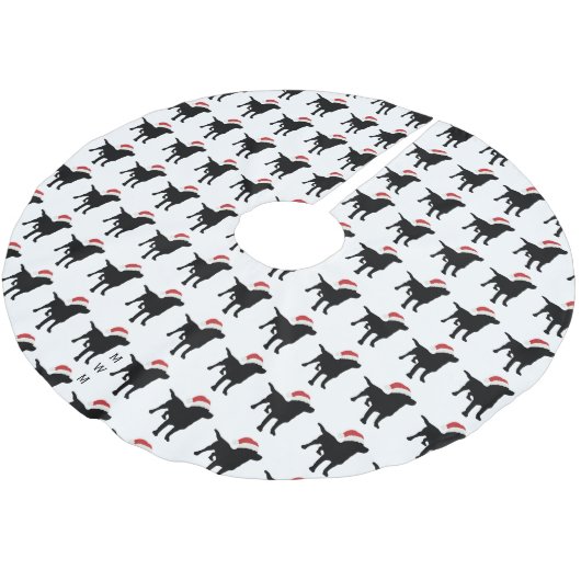 クリスマスのサンタクロースの帽子を身に着けている黒い実験室犬 ブラッシュドポリエステルツリースカート (アングル)